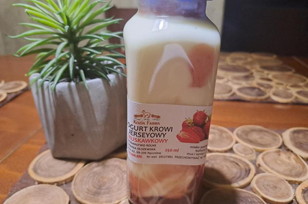 Jogurt krowi jerseyowy truskawkowy (250 ml)