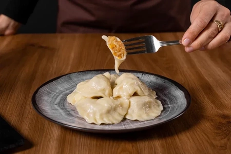 Pierogi z jabłkiem i brzoskwinią (450 g)