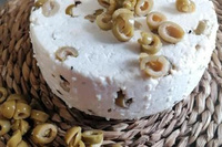 Świeży ser kozi dojrzewający z zielonymi oliwkami i pieprzem (300 g)