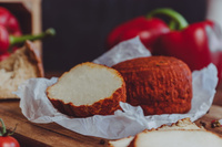 Wędzony ser solankowy z papryką słodką (ok. 200 g)