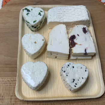 Zestaw kozich serów na talerzu z liścia palmowego (500g)